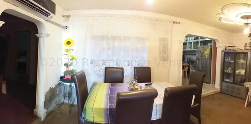 Imagen 2 de 9 de Cómoda Casa En Venta En Pleno Centro De Coro 22-7383 04126887776