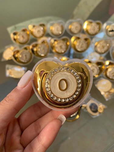 Imagen 2 de 3 de Chupones Con Inicial Para Tu Bebé