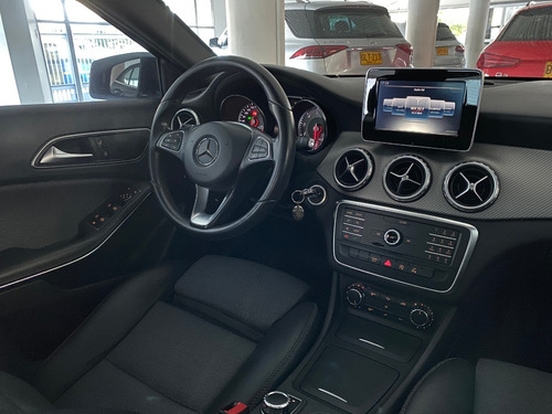 Imagen 13 de 17 de Mercedes Benz Clase Gla 200 Wag At 2017