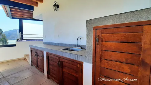Excelente Oportunidad, Enorme Casa Con Preciosa Vista Al Lago!