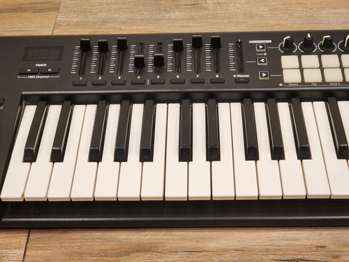 Controlador Midi Usb Novation Launchkey 49 Mk2 Negro (Usado)