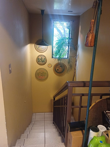 Casa En Venta De 5 Dorm. En Las Condes Con Hermoso Jardin
