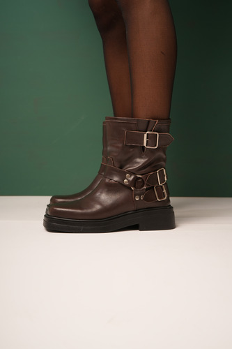 Borcegos Botas Mujer Estribo Hebillas Taco Bajo Cuero Abril