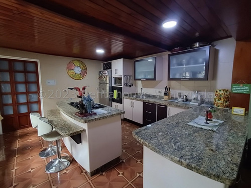Amplio Townhouse En Venta Ubicado En La Morita Ii Urb Villa Don Víctor Db 24-8697