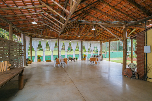 Vendo Belíssima E Encantadora Chácara!!! Com Duas Casas, Com Dois Salões De Festa E Muito Mais, Confira A Descrição Abaixo.
