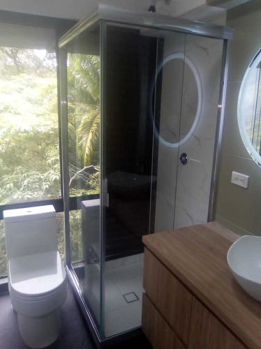Imagen 3 de 7 de Puertas Para Ducha En Vidrio Transparente Y Esmerilado.
