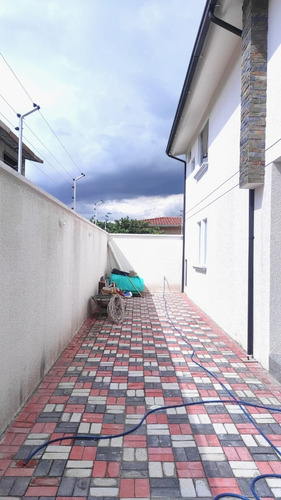 Imagen 26 de 27 de Valle De Los Chillos, A 5 Minutos Del Colibrí, Urb. Banco De Fomento, Preciosa Casa Por Estrenar, Totalmente Independiente Full Acabados, Cerca Al Supermaxi, Gestionamos Tu Crédito.