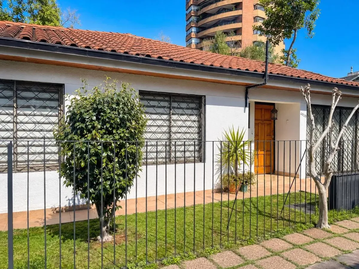 Imagen 2 de 12 de Casa En Las Condes En Pasaje Cerrado, Sin Gastos Comunes