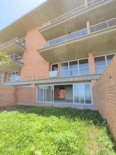 En Venta Amplio Apartamento Pb, En El Alto Hatillo, Para Acondicionarlo A Su Gusto, Gran Oportunidad. Lan