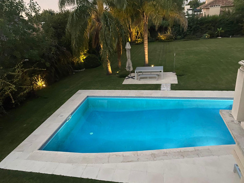 Hermosa Propiedad En Venta En Barrio Privado Santa Ana