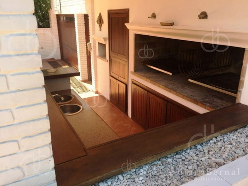Punta Del Este, Casa De 3 Dormitorios Y Dependencias En Mansa Con Piscina Climatizada.- Ref: 43189