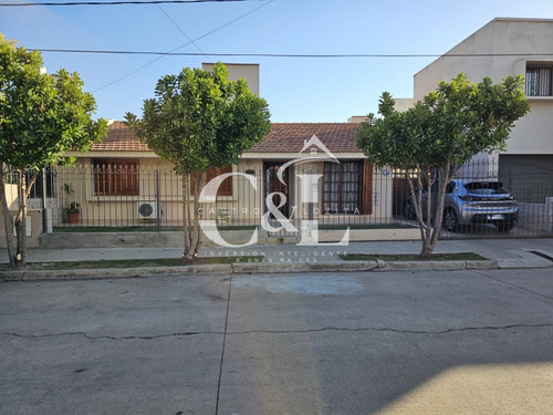 Venta Casa Con Piscina Y Quincho En Barrio Alejandro Centeno