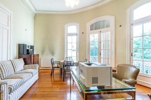 Venta Depto. De 3 Amb. En Monserrat Con Cocheras.