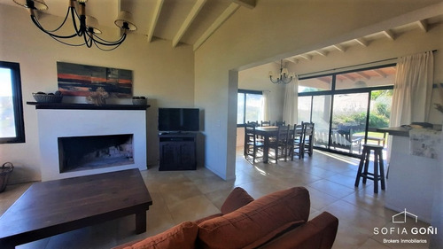 Imagen 8 de 20 de En Residencial 1 Muy Buena Casa Ubicada A 500 Mts De La Playa Costa Esmeralda