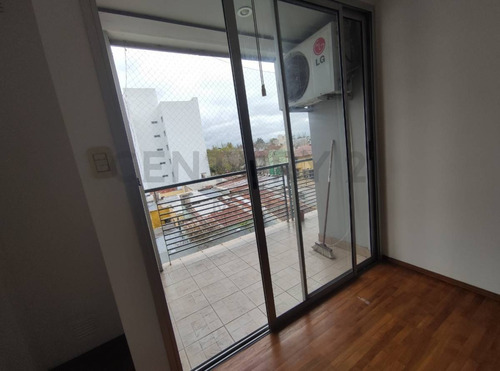 Imagen 3 de 10 de Departamento De 2 Dormitorios Con Cochera En La Plata