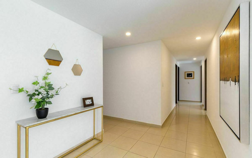 Se Vende Casa Entre El Refugio Y Zibata, 139 M2, Gran Jardín, 3 Recamaras