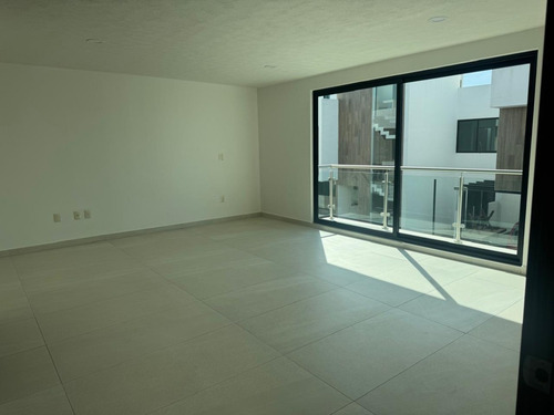 Exclusiva Casa En Venta, Moderna Casa Amplia Con Excelente Ubicación En La Exclusiva Zona Residencial De Metepec