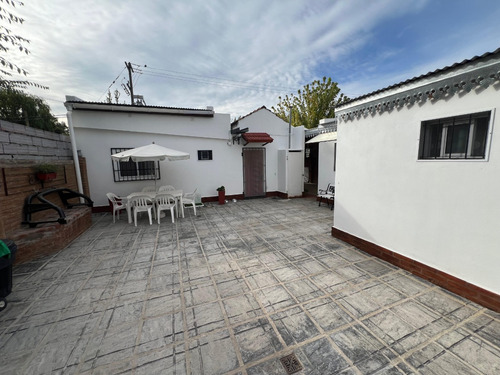Impecable Casa Sobre Calle 26 De Julio (barrio Escribano)