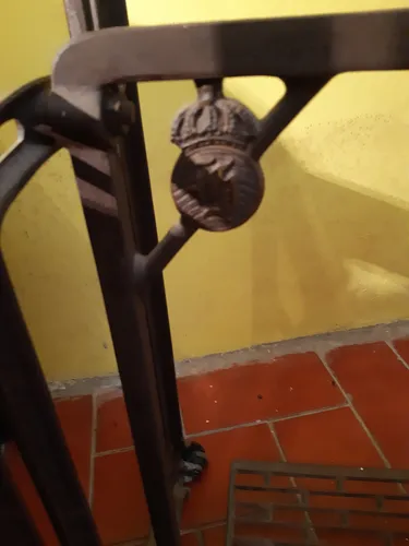 Mesa Con Base Máquina De Coser (Usado)