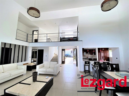 Excelente Residencia Diseñada Con Un Enfoque Moderno Y Funcional, Espacios Luminosos Y Abiertos Crean Una Atmósfera Acogedora En Cada Rincón