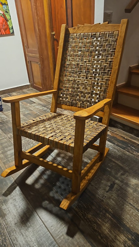 Sillon Mecedor De Algarrobo Artesanal Con Cuero De Vaca Marrón Cuero De Vaca