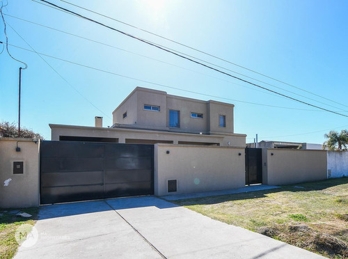 Imagen 2 de 30 de Casa En Venta 4 Dormitorios Piscina Fisherton Rosario