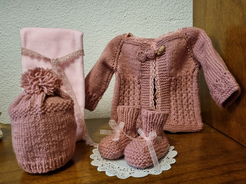 Conjunto De Bebe En Lana Gorro Escarpines Manta Y Bata Nena