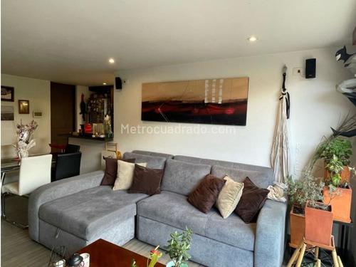 Arriendo Apartamento De 70mts, Barrio Santa Barbara