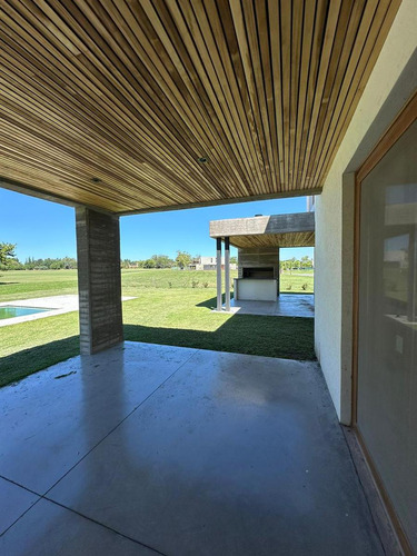 Casa En Venta - 4 Dormitorios 5 Baños - Cocheras - 387mts2 - El Milord, Pilar