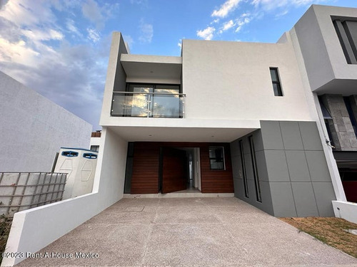 Casa Con Sala De Tv, Roof Garden, 3 Recámaras. Venta, El Mirador