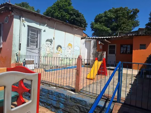 Imóvel Enorme Em Rua Asfaltada No Topo Do Bairro.