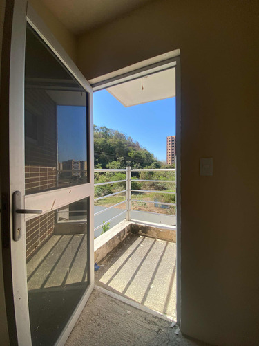 Annic Coronado Vende Townhouse Con Planta 100% Obra Gris En Villas De Aricagua, Urbanización Mañongo 269909