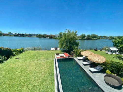 Venta Casa Moderna Al Agua Barrio Cerrado Barbarita