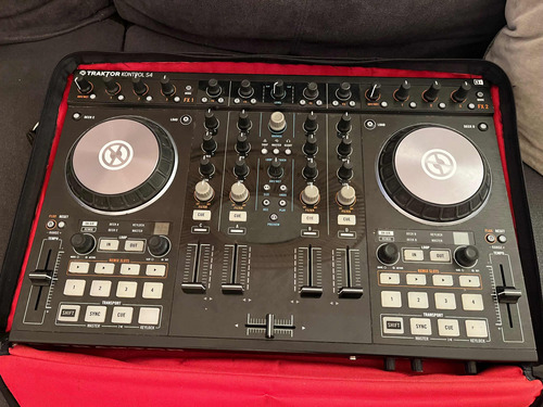 Controladora Traktor S4 Mk2