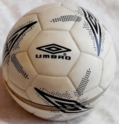 Estuche En Forma De Balón Umbro Blanco Con Negro