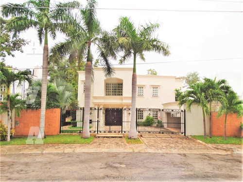 Casa En Venta, Estilo Clásico ,4 Recámaras En Residencial Campestre, Cancún