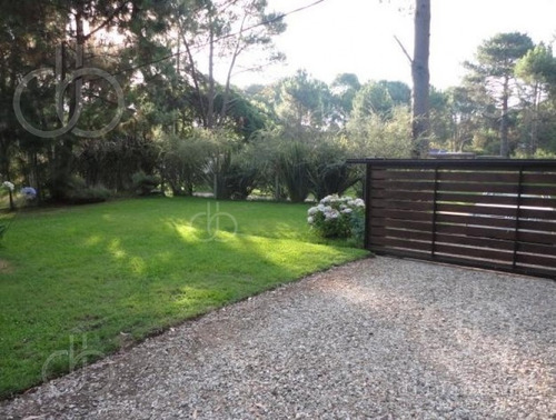 Punta Del Este, Casa En Solanas, 2 Dormitorios Y Piscina*- Ref: 42477