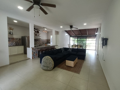 Venta De Casa De Un Piso En Baspul De 3 Recámaras, Semi Amueblada