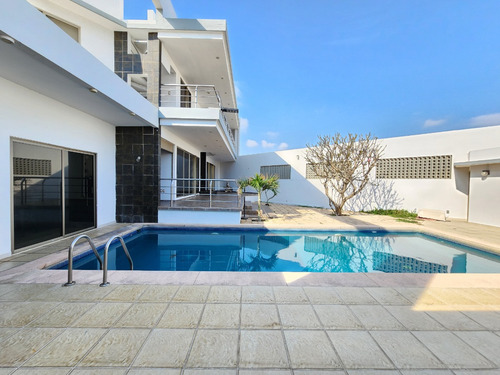 Casa Residencia De 5 Habitaciones Ubicada En Residencial Playas Del Conchal, Riviera Veracruzana, Un Excelente Fraccionamiento Que Te Brinda La Seguridad Y Tranquilidad Que Tu Familia Y TĂș Se Merecen.