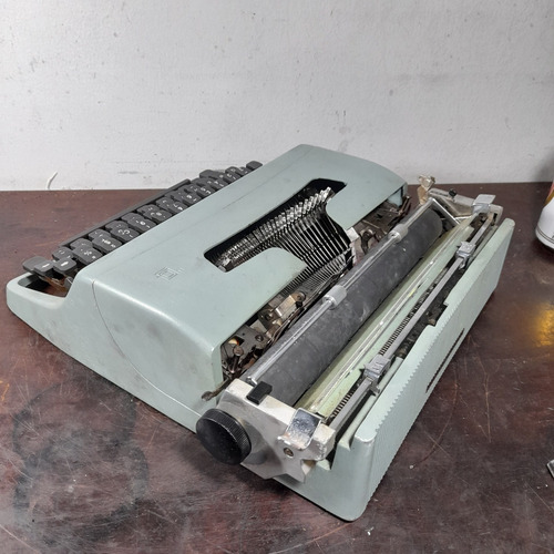 Imagem 4 de 8 de Máquina De Escrever Lettera 32 P/conserto Peças Ou Decoração