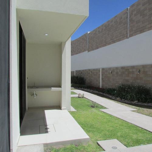 Estrena Casa En Zibata, 3 Recamaras Jardín, Sala Tv, Terraza Techada, Alberca.