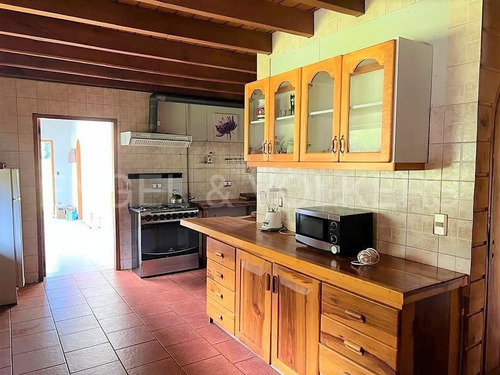 Imagen 9 de 13 de Casa De Maderas Nativas En Pucón.
