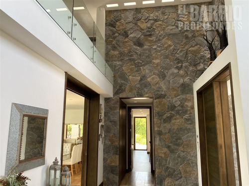 Casa En Venta De 4 Dorm. En Colina
