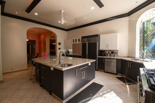 Casa De Lujo En Venta En Ajijic Con Alberca Y Terraza Con Vista A La Laguna