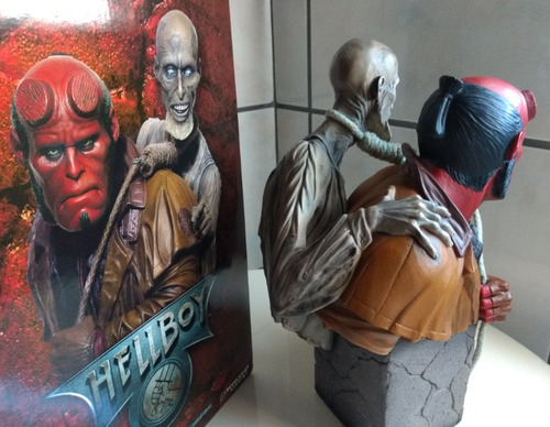 Hellboy With Corpse - Busto Sideshow Collectibles (30cm)