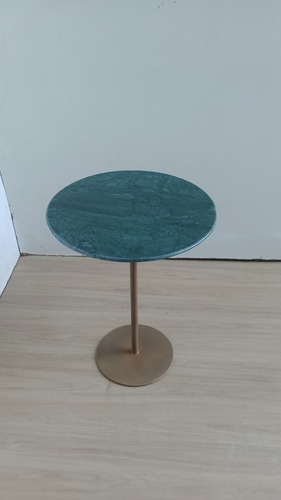 Mesa De Canto Monope, Tampo Em Mármore Redondo E Orgânico.