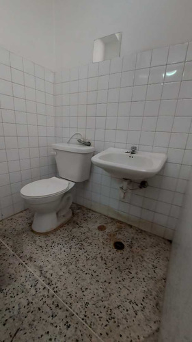 Alquiler O Venta De Oficina 90m2 En Torre Josar En Maracay