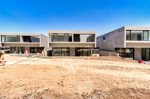 Casa En Venta De 3 Dorm. En Lo Barnechea