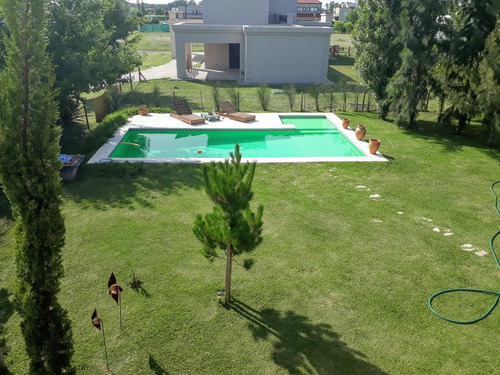 Hermosa Casa 5 Amb Con Piscina Sobre Lote De 980 M2 Barrio 2 Plantas Santa Rita