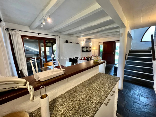 Casa En Venta De 2 Dormitorios En Barrio Privado Parque Pinares, Punta Del Este.